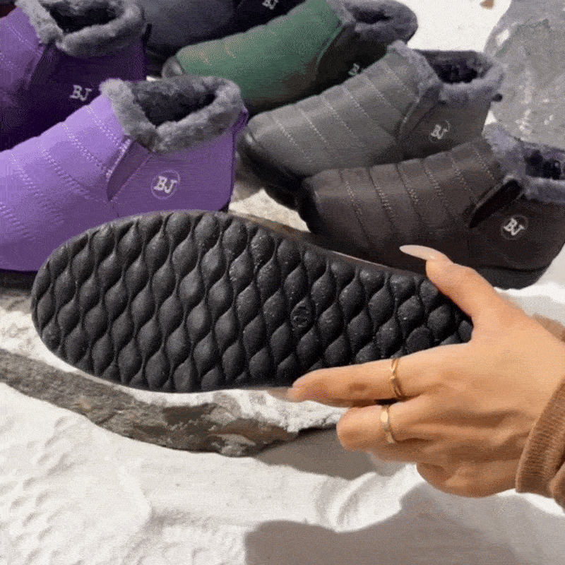 Graue NORDWIND Winterschuhe im Schnee